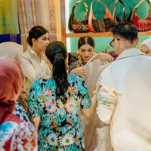 Ibu Wapres Selvi Gibran Beli Hasil Kerajinan Tangan Terbaik Perajin Medan di The Jakarta Inacraft 2025.