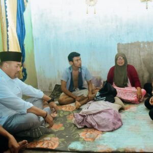 Pj. Bupati dan Bupati Batu Bara Terpilih Kunjungi Korban Kebakaran di Tanjung Tiram