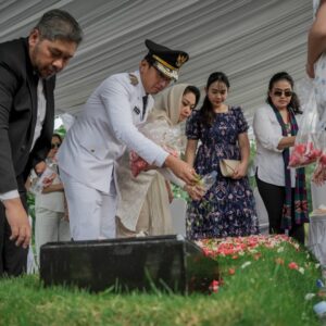 Rico Waas Ziarah Makam Sang Ayah.