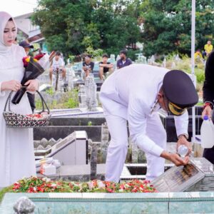 Wakil Wali Kota Zakiyuddin Harahap Ziarah ke Makam Orangtua