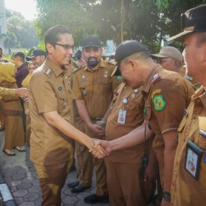 Pimpin Apel Perdana di Balai Kota, Rico Minta ASN Layani Masyarakat Dengan Hati