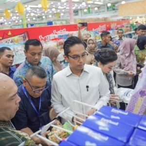 Rico Waas Cek Makanan Kadaluarsa di Brastagi Supermarket
