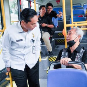 Dukung One Day No Car, Rico Waas Pergi Kerja Naik Bus Listrik