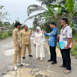 Anggota DPRD Batu Bara Tinjau Jalan Rusak di Ujung Kubu Nibung Hangus