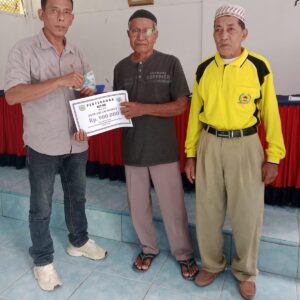 Kades Mekar Laras Salurkan Bantuan Langsung Tunai Dana Desa