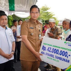 Rico Waas Serahkan Dana Jasa Pelayanan kepada 13.673 Pelayan Masyarakat