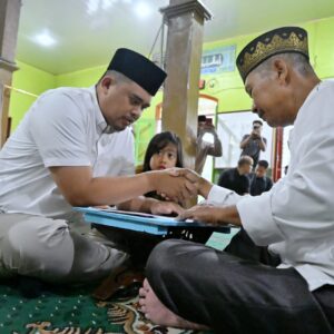 Bobby Nasution Serahkan Zakat Fitrah Bagi Bingkisan
