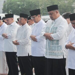Bobby Nasution dan Rico Waas Bersama Ribuan Masyarakat Sholat Ied di Lapangan Merdeka