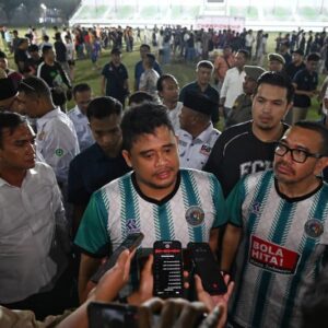 Bobby Nasution Serahkan Piala Juara I Liga 4 Zona Sumut Victory Dairi