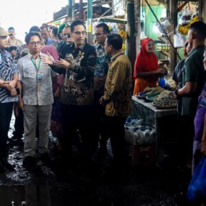 Rico Waas Tinjau Pasar Simalingkar Terima Keluhan Masyarakat Soal Drainase