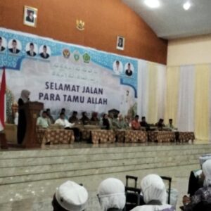 Ketua PPIH Embarkasi Medan Ahmad Qosbi dan Ketua DPRD Sumut Lepas Keberangkatan Calon Haji Kloter III Sumut