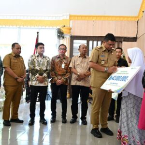 Bobby Nasution Serahkan 1.600 Asuransi Nelayan
