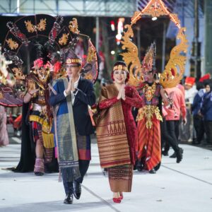 Memukau, Rico-Airin Pakai Baju Adat Toba di Karnaval Budaya