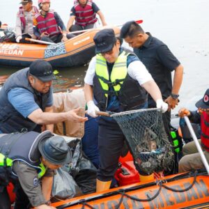 Berperahu Karet Rico Waas Pimpin Pembersihan Sungai