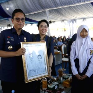 Gebyar Pendidikan dan Kebudayaan Meriah, Rico Waas Serahkan IIjazah Program Tebus Ijazah