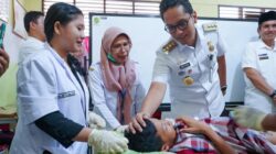 Rico Waas Beri Semangat 100 Anak Mengikuti Khitanan Massal