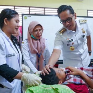 Rico Waas Beri Semangat 100 Anak Mengikuti Khitanan Massal