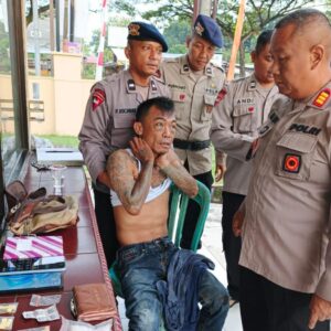 Brimob Respon Cepat Aduan Masyarakat di Tanjung Morawa, Pria Kecelakaan Ternyata Bawa Narkoba