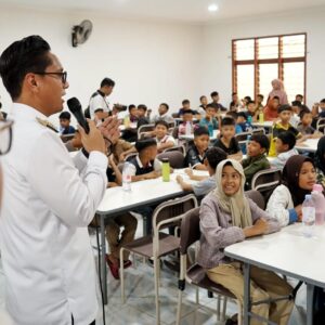 Rico Waas Tinjau Sekolah Rakyat, Ingatkan Siswa