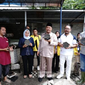 Bupati Batu Bara Kunjungi Pembuatan Paving Block dari Sampah Plastik