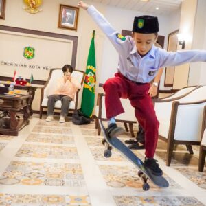 Yazeed Siswa SD Unjuk Skateboard Dihadapan Wali Kota Rico Waas