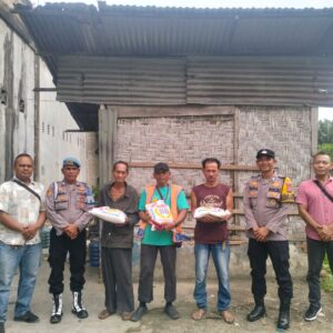 Polsek Indrapura Gelar Program Minggu Kasih, Salurkan Bantuan Beras ke Warga Laut Tador