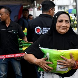 Masyarakat Gembira Beli Beras Harga Murah di Kantor Gubernur