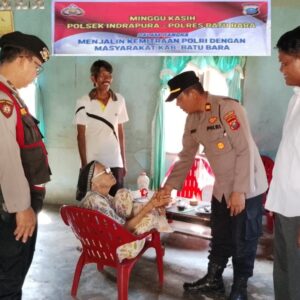 Polsek Indrapura Salurkan Sembako ke Warga Kurang Mampu