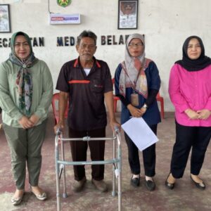 Penyandang Disabilitas Medan Bahagia Dapat Bantuan Kursi Roda dan Tongkat