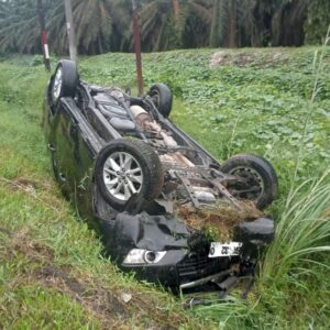 Elakkan Mobil Boks, Mobil Dinas Kominfo Batu Bara Masuk Paret