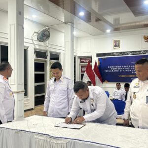 Tegaskan Komitmen Zero Halinar, Kalapas Labuhan Ruku Tandatangani Komitmen Bersama Petugas