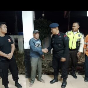 Aksi Kemanusiaan di Tengah Tugas! Personel Gegana Brimob Polda Sumut Evakuasi Ibu Bidan Korban Laka di Tapanuli Selatan