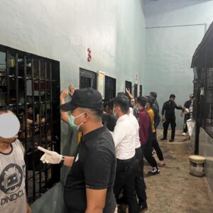 Jaga Stabilitas Keamanan, Petugas Lapas Labuhan Ruku Gelar Razia Blok Safir