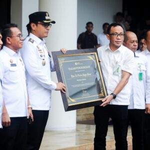 Rico Waas Terima Penghargaan Program Empowering Kepling