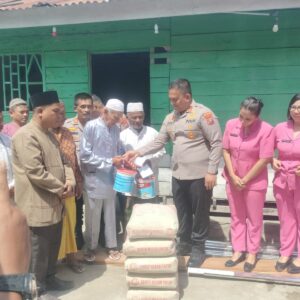 Kapolres Batu Bara Serahkan Bantuan Material untuk Renovasi Musholah Aceh Sepakat Pagurawan