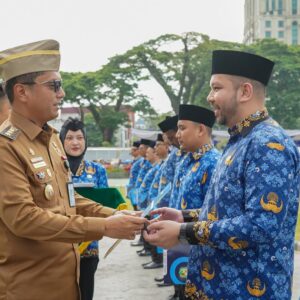 Rico Waas Serahkan 8.533 SK PPPK Paruh Waktu Pemko Medan