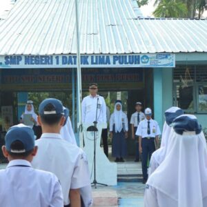 Kobarkan Semangat Anti Narkoba, Kalapas Pimpin Upacara Bendera di SMP 1 Datuk Limapuluh