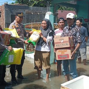 Polsek Lima Puluh Bagikan Bansos ke Warga Terdampak Banjir