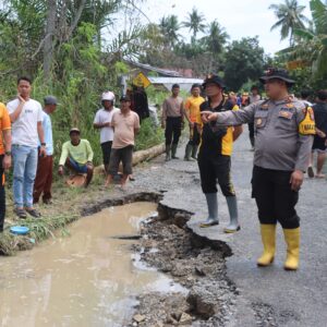 Polres Batu Bara Tinjau Jalan Putus Akibat Banjir