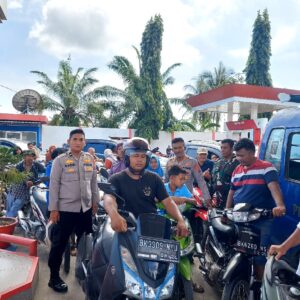Pasokan BBM Menipis, Polsek Medang Deras Lakukan Patroli ke SPBU dan Pusat Perdagangan