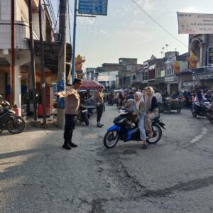 Polsek Labuhan Ruku Gelar Strong Point, Atur Sejumlah Titik Rawan Kemacetan