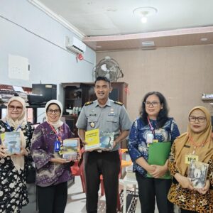 Sinergi Tingkatkan Literasi, Lapas Labuhan Ruku Dapat Bantuan Buku dari Dua Perpustakaan Besar