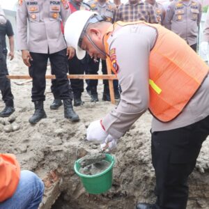 Kapolres Batu Bara Letakkan Batu Pertama Pembangunan Gedung MBG di Desa Lalang