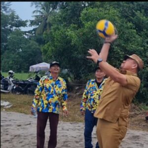 Turnamen Volly Pantai GEMKARA di Pantai Sejarah, Bahar Siagian Pukul Bola Pertama
