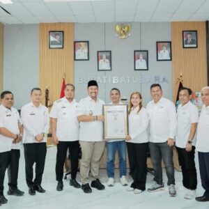 Bupati Batu Bara Bahar Siagian Terima Anugerah Sahabat Pers Indonesia