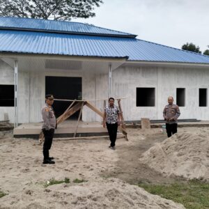 Kapolsek Lima Puluh Cek Pembangunan Gedung SPPG, Dukung Program MBG Presiden RI