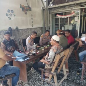 Jaga Kamtibmas dari Desa, Bhabinkamtibmas Medang Deras Sambangi Warga