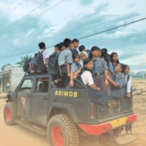 Kepedulian Brimob Jaga Asa Pendidikan Anak-anak Terdampak Bencana di Garoga