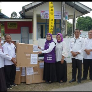 Ketua TP Posyandu Kabupaten Asahan Serahkan Bantuan Meja dan Kursi Untuk Posyandu
