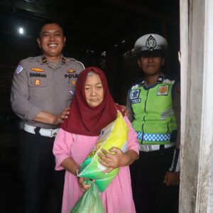 Satlantas Polres Batu Bara Gelar Jumat Berkah, Bagikan Sembako kepada Masyarakat